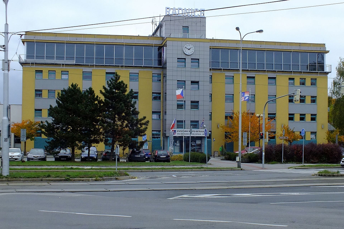 Současný vzhled radniční budovy. Foto: Vojtěch Dočkal, Wikipedia Současný vzhled radniční budovy. Foto: Vojtěch Dočkal, Wikipedia